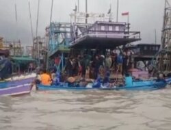 Tambang Ilegal di Batu Hitam, Warga dan Nelayan Mengkubung Lakukan Aksi Demo Hentikan Aktifitas